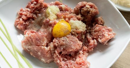 Moja mama dodaje do masy na kotlety mielone. Niczyje nie są tak soczyste w środku i chrupiące z zewnątrz