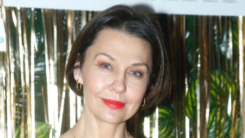 Anna Popek pręży się nad wodą w kostiumie kąpielowym