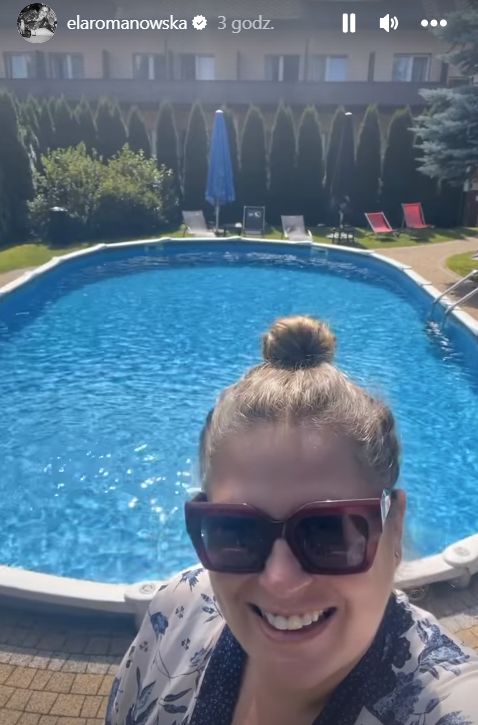 Ela Romanowska przy hotelowym basenie