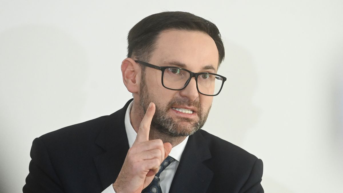 Daniel Obajtek
Warszawa, 23.12.2024. Europose�, by�y prezes ORLEN S.A. Daniel Obajtek podczas konferencji prasowej w Warszawie, 23 bm. (sko) PAP/Piotr Nowak
Piotr Nowak
Daniel Obajtek, gest, konferencja, ORLEN, polityk, polityka, prasowa, uniesiony palec