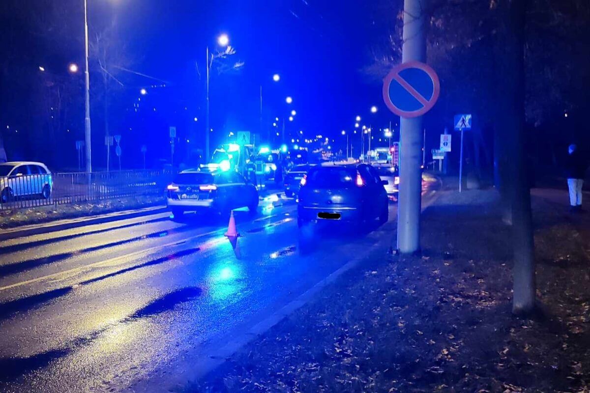 Potrącenie pieszych na przejściu, a potem zderzenie bmw z renaultem