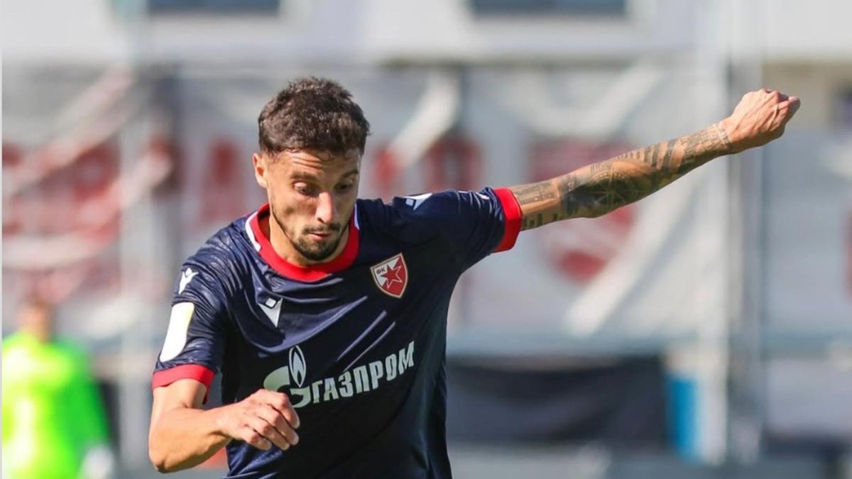 Piłkarz Crvenej Zvezdy w meczu z Lincoln Red Imps