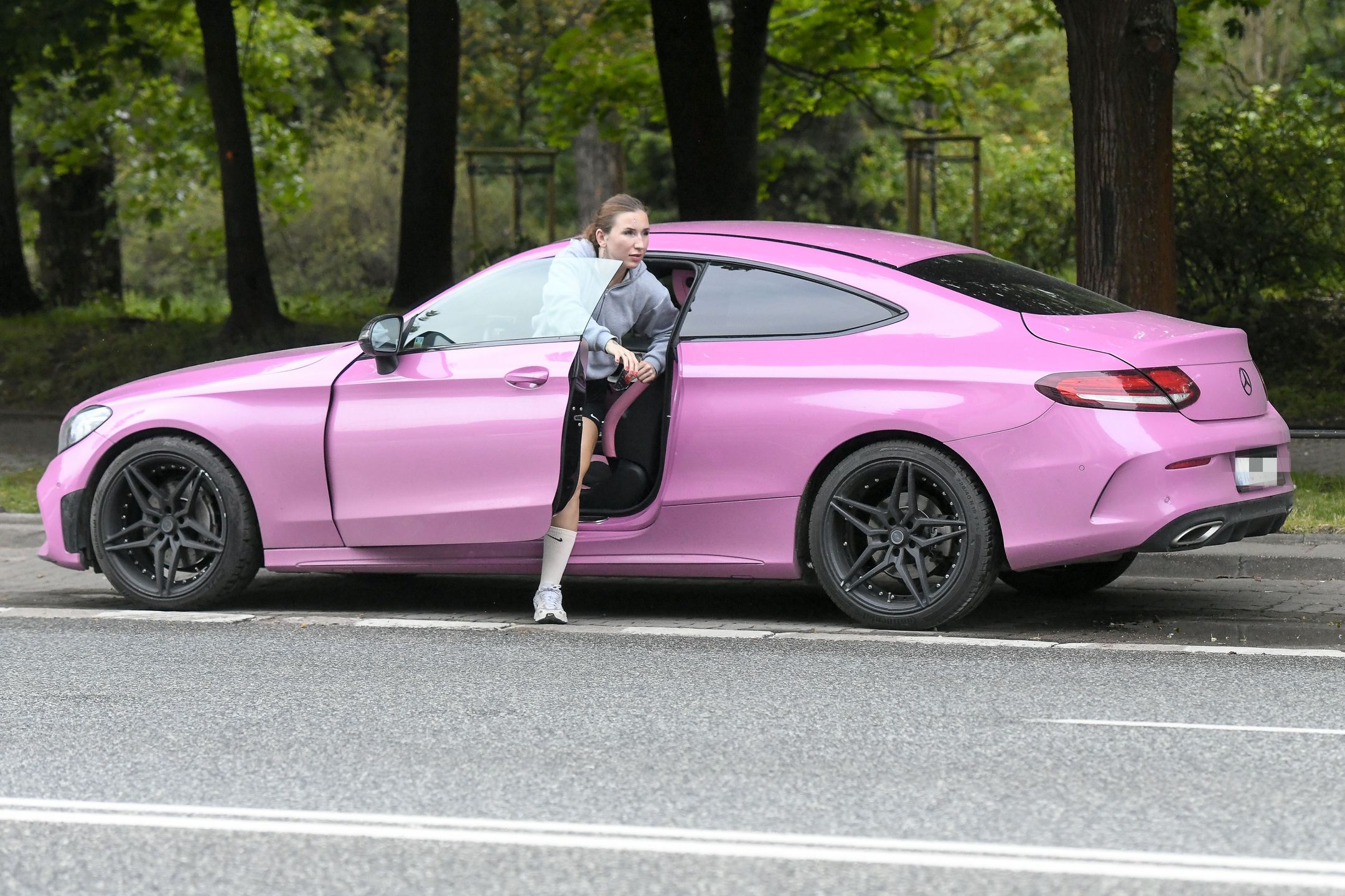 Marta Linkiewicz podjechała różową strzałą do urzędu