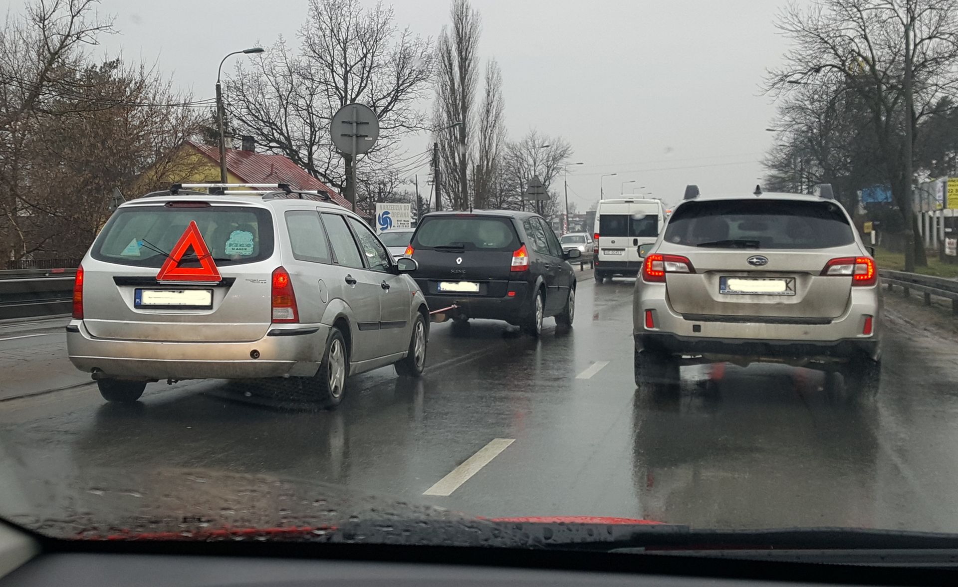 Użytkownik tego pojazdy zachował się wzorowo. Miał trytytki i zamontował trójkąt na zewnątrz. To bardzo rzadki widok.