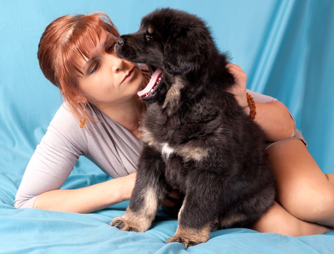 The puppy is clearly stressed by the photo session and the close presence of the model.