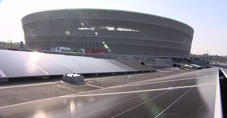 Trwa montaż 1240 paneli fotowoltaicznych na parkingu Stadionu we Wrocławiu. Mają pokryć prawie 100 proc. jego zapotrzebowania na prąd