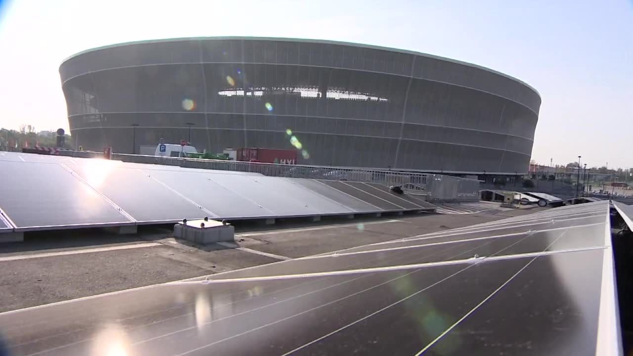 Trwa montaż 1240 paneli fotowoltaicznych na parkingu Stadionu we Wrocławiu. Mają pokryć prawie 100 proc. jego zapotrzebowania na prąd