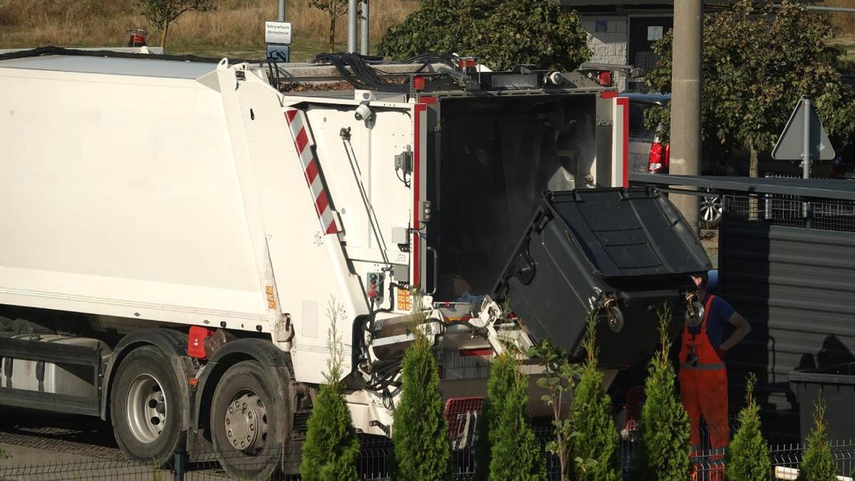 Wieluń: Płonąca śmieciarka wjechała na PSZOK. Strażacy szybko opanowali sytuację