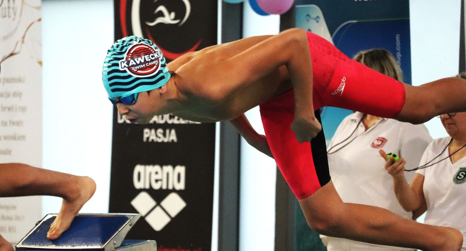 Prawie 600 zawodników wystartowało w zawodach pływackich &#34;Bijemy rekordy&#34; w Oświęcimiu, pod patronatem Pawła Korzeniowskiego