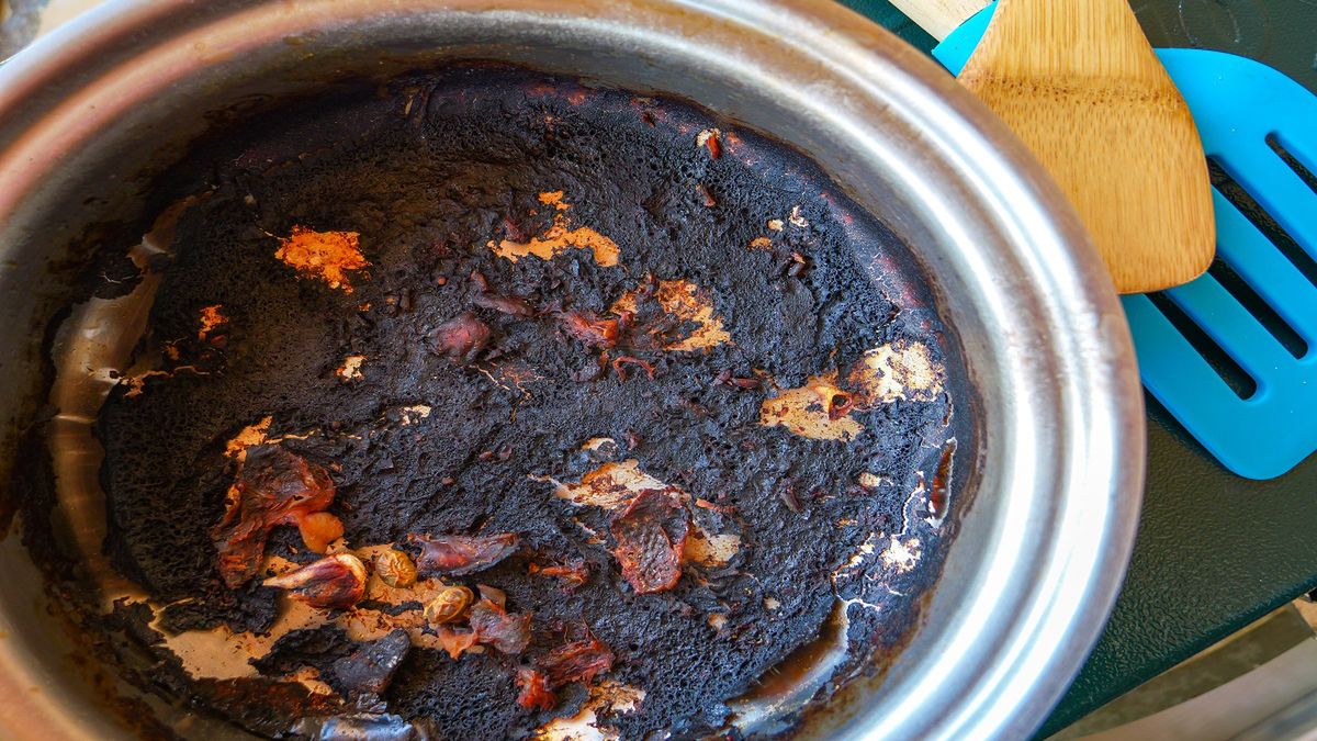 Przypalona patelnia - jak sobie z tym radzić? Fot. AdobeStock