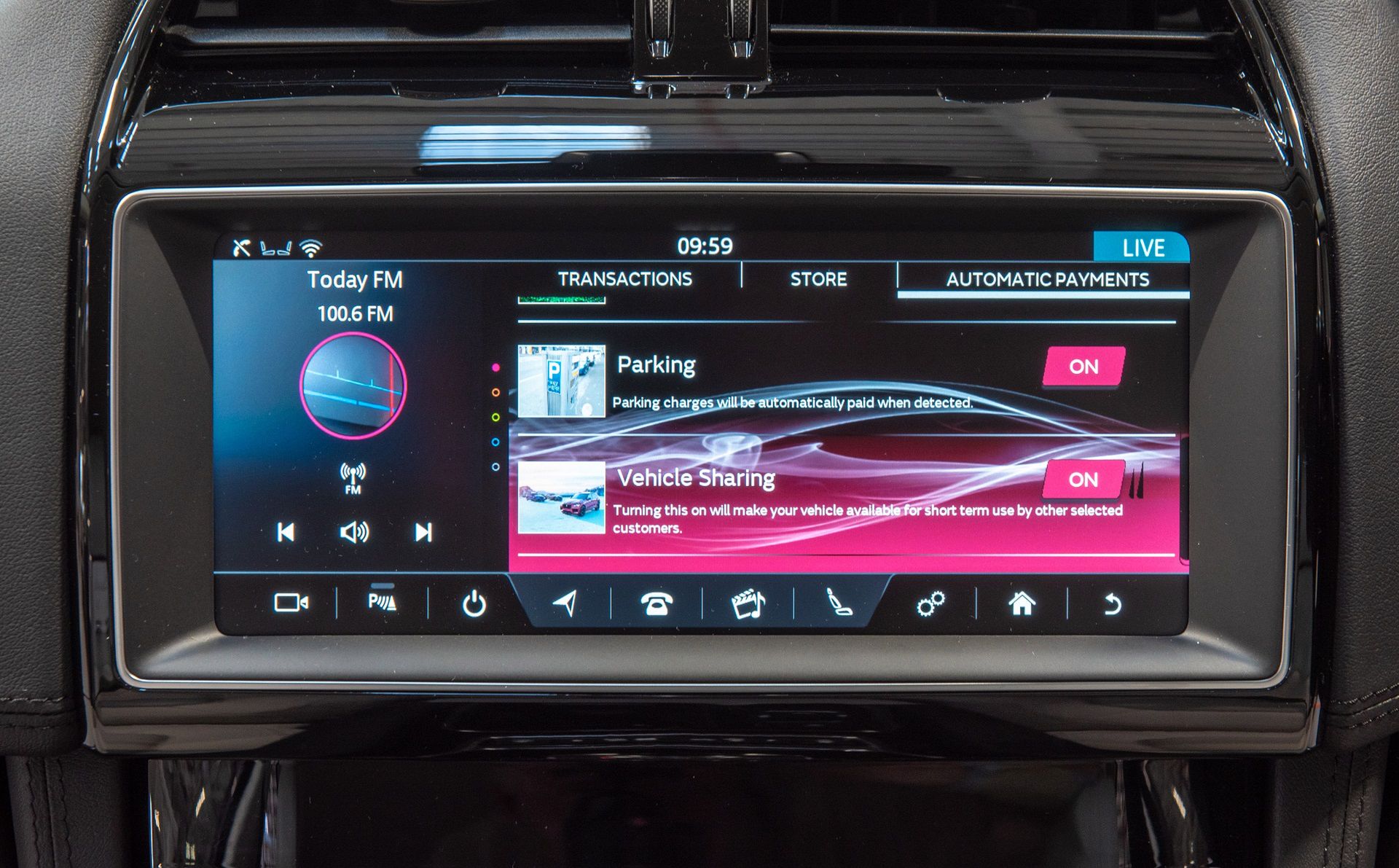 Na wyświetlaczu widać nowe funkcje systemu Smart Wallet (fot. Jaguar Land Rover)