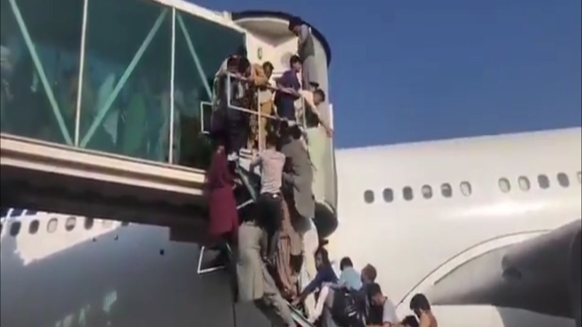 Ogień na lotnisku w Kabulu mieli otworzyć amerykańscy żołnierze. Są ranni i zabici 