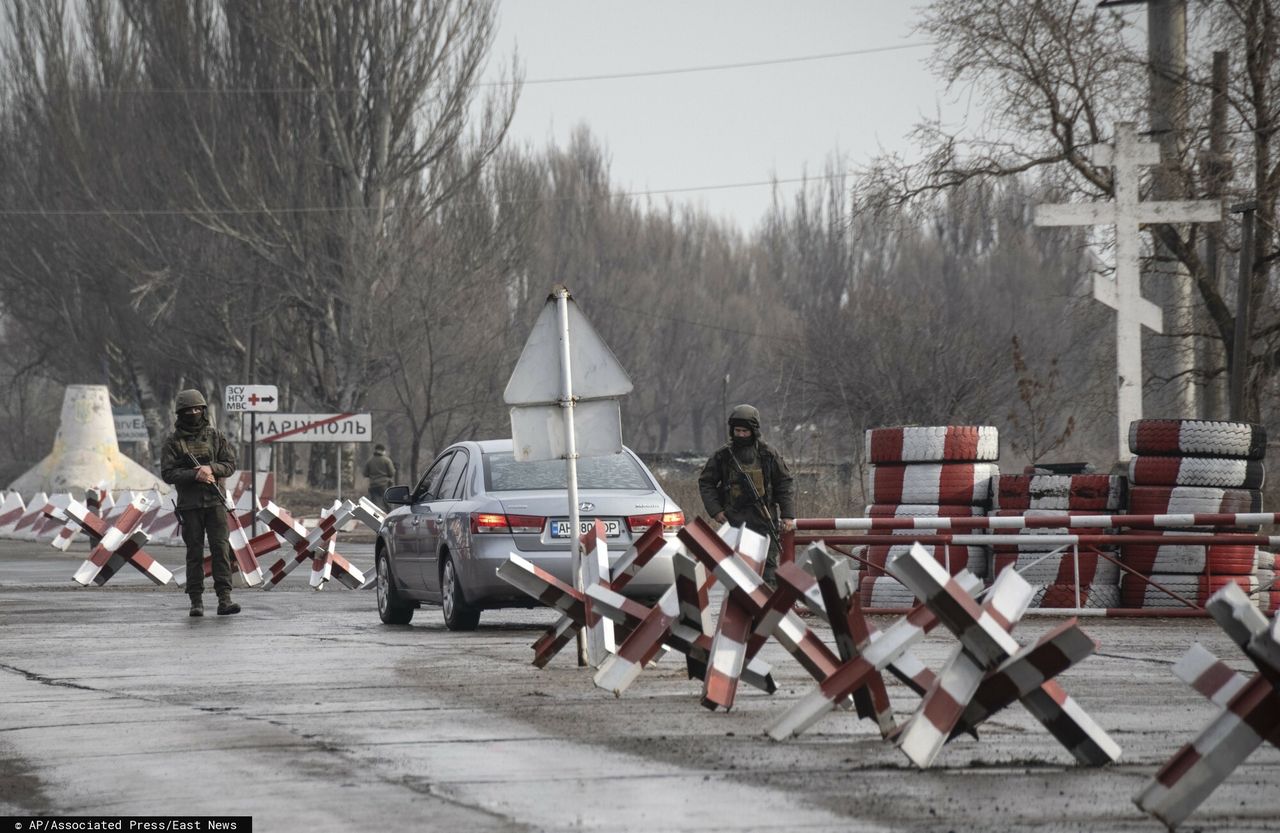 Ukraińscy żołnierze w punkcie kontrolnym na wschodzie Ukrainy, gdzie spodziewane jest pierwsze uderzenie ze strony rosyjskiej armii (AP Photo/Andriy Dubchak)