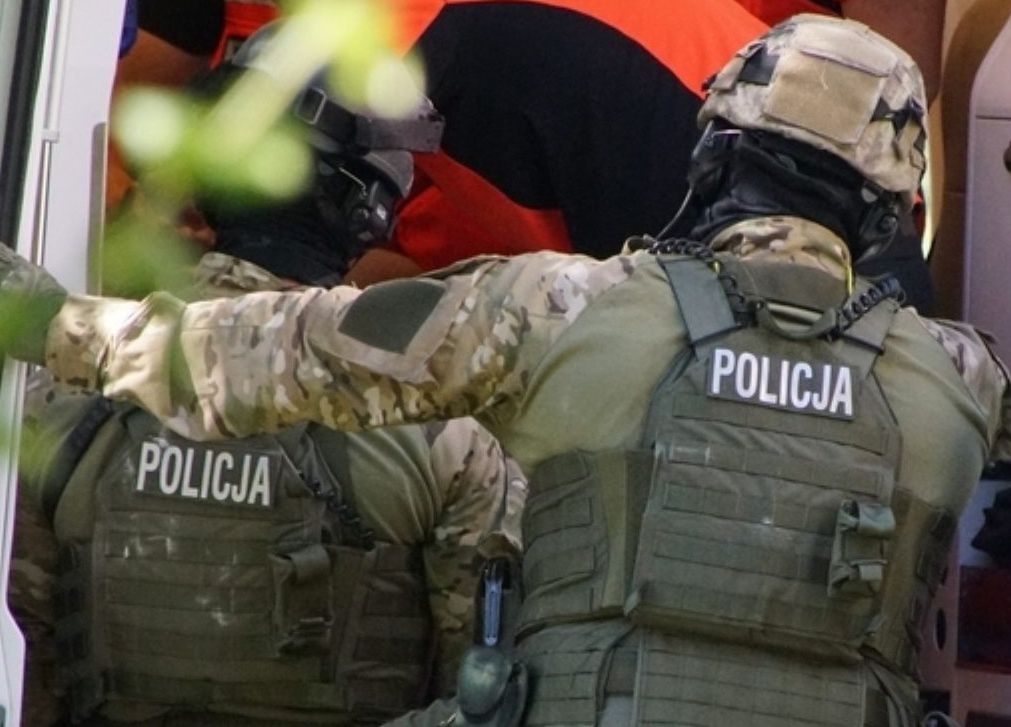 Akcja antyterrorystów Krakowie. Mężczyzna pobił kobietę, zabrał jej psa i zabarykadował się w mieszkaniu