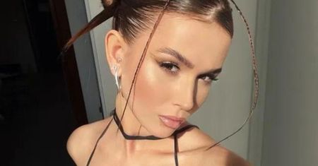Roksana Węgiel wygina się na kanapie w czerwonej bieliźnie. Burza w komentarzach: "Po co się pokazywać półnago" (FOTO)