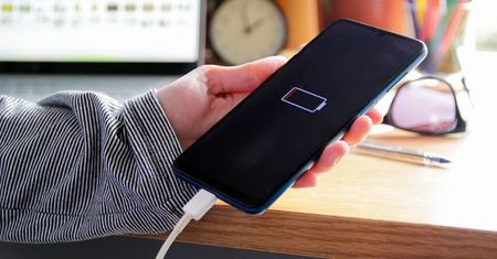 Do ilu procent ładować telefon? Eksperci nie mają wątpliwości