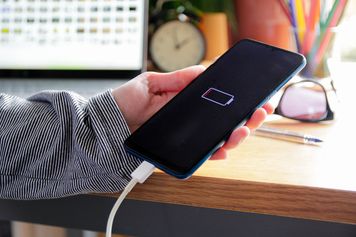 Do ilu procent ładować telefon? Eksperci nie mają wątpliwości