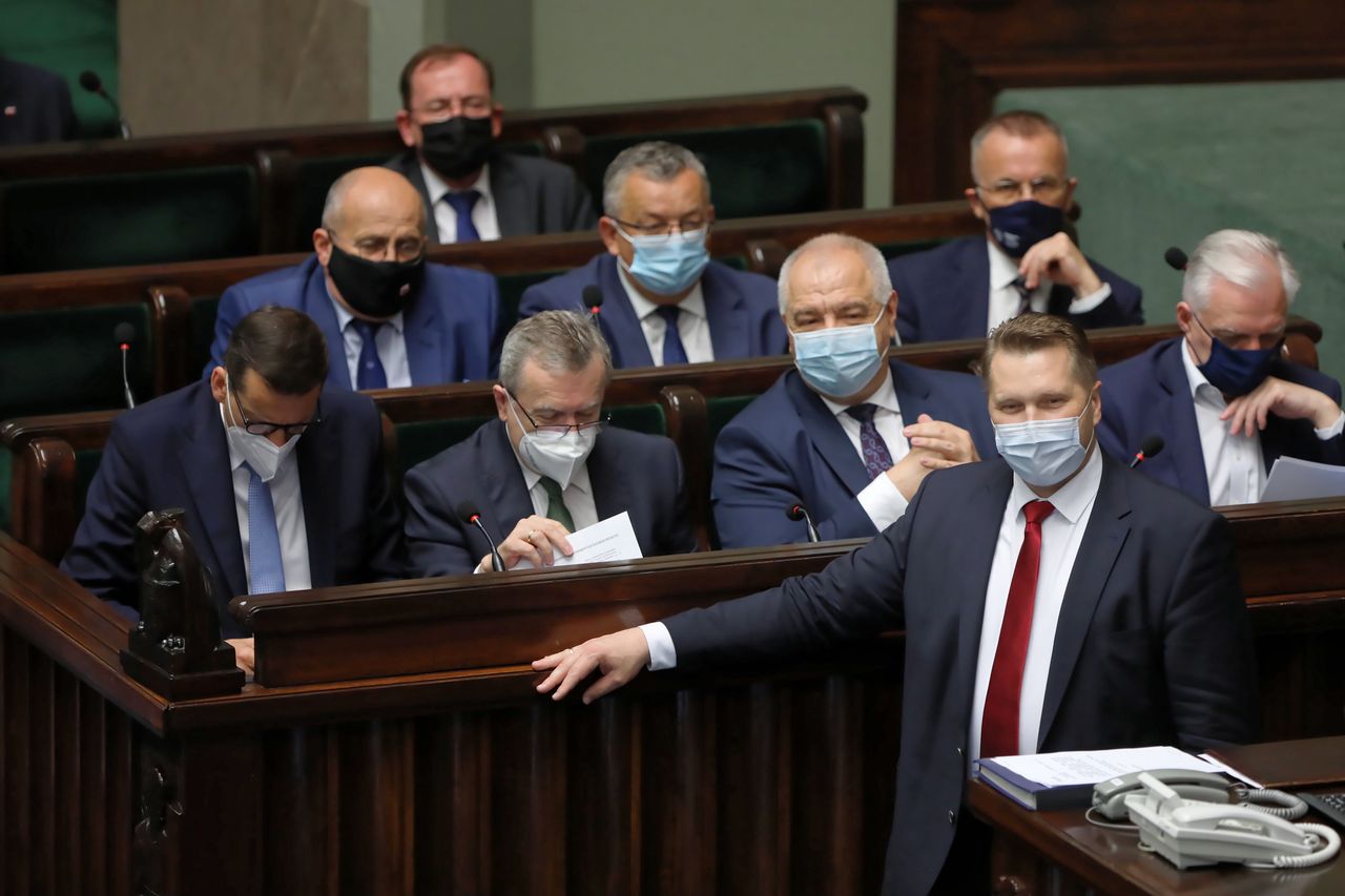 Sejm. Debata nad wyrażeniem wotum nieufności wobec 3 ministrów rządu 