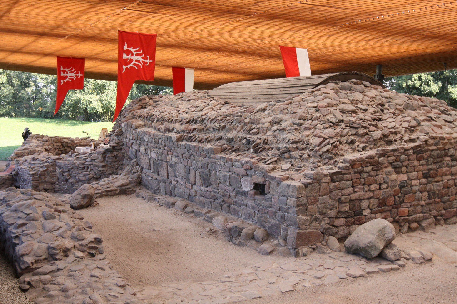 19.09.2009 LEDNOGORA OSTROW LEDNICKI MUZEUM PIERWSZYCH PIASTOW NA LEDNICY LEDNICA 40 LECIE MUZEUM NZ UROCZYSTA MSZA SWIETA W KAPLICY POCZATKOW PANSTWA POLSKIEGO PROWADZI ARCYBISKUP HENRYK MUSZYNSKI FOT. MAREK ZAKRZEWSKI / POLSKAPRESSE GLOS WIELKOPOLSKI