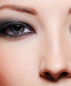 Do pracy w pończochach z paznokciami bordo