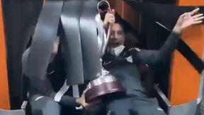 Totalne szaleństwo na lotnisku. Piłkarze nie chcieli rozstać się z pucharem