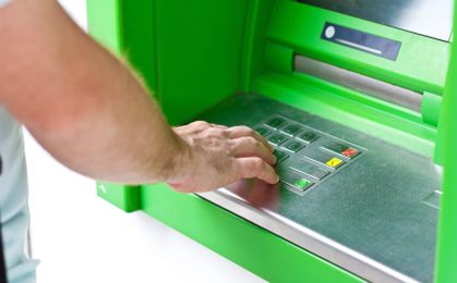 MF: resort nie pracuje nad wprowadzeniem opłat od wypłat z bankomatów