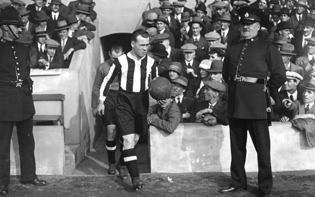 Hughie Gallacher wyprowadza Newcastle United na boisko / fot. Kirby/Getty Images