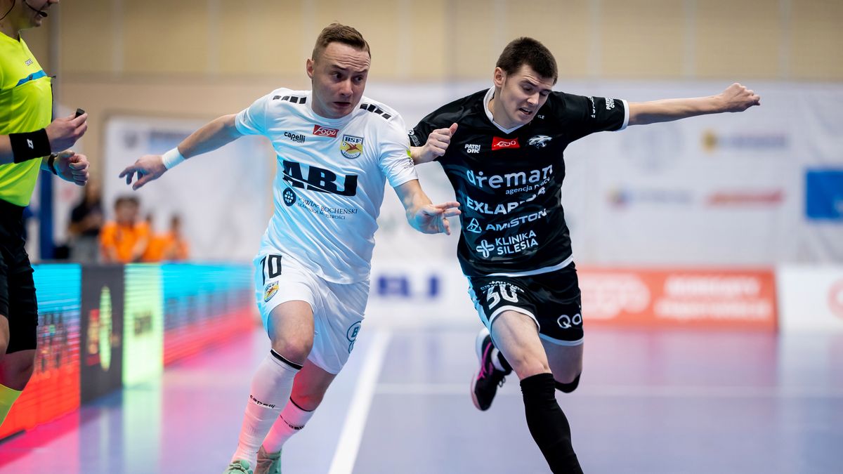 Materiały prasowe / Fogo Futsal Ekstraklasa / O piłkę walczą zawodnicy BSF ABJ Bochnia i Dremana Opole Komprachcice