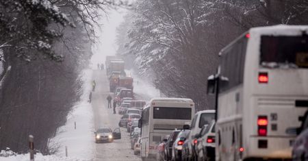 Zima na Węgrzech. Przez śnieg zablokowane są setki ciężarówek