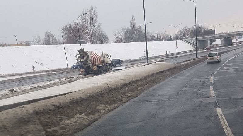 Gruszka z betonem wypadła z jezdni na pas zieleni