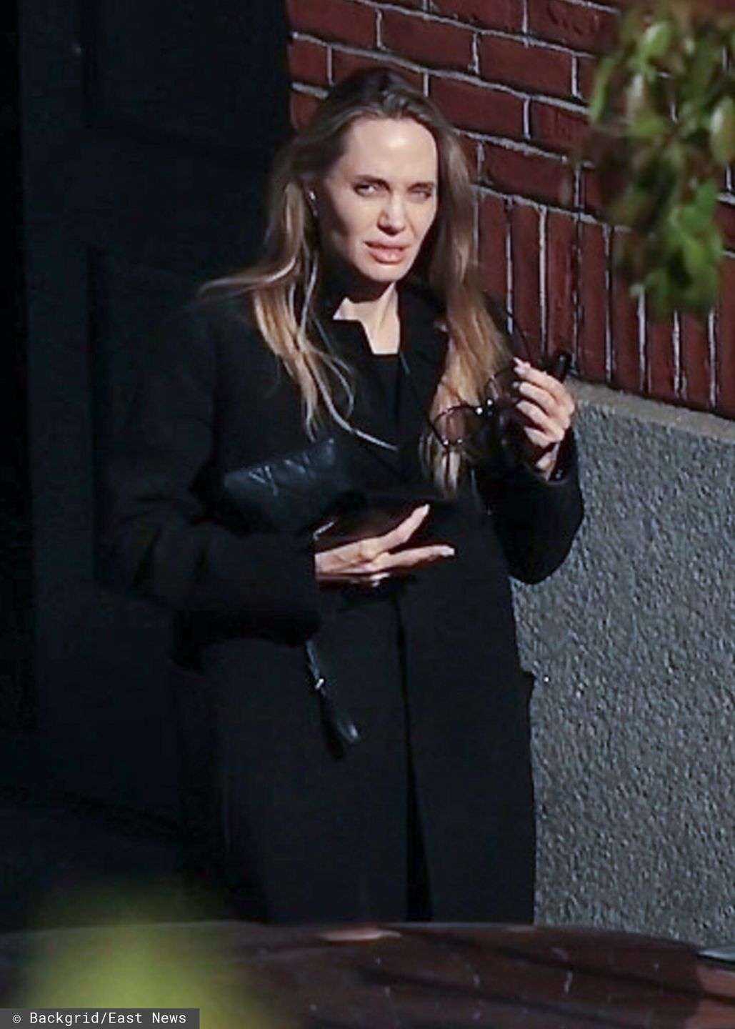 Naturalna Angelina Jolie w kinie z dziećmi