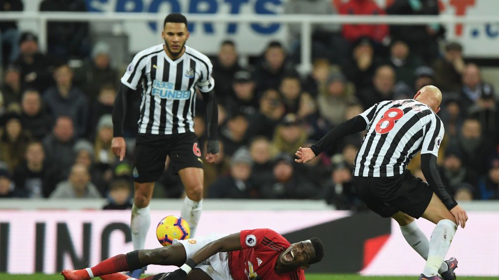 Getty Images / Stu Forster / Na zdjęciu: faul Jonjo Shelvey'a na Pogbie