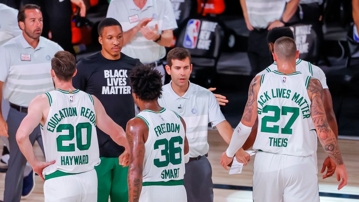 Zdjęcie okładkowe artykułu: PAP/EPA / ERIK S. LESSER  / Na zdjęciu: koszykarze Boston Celtics