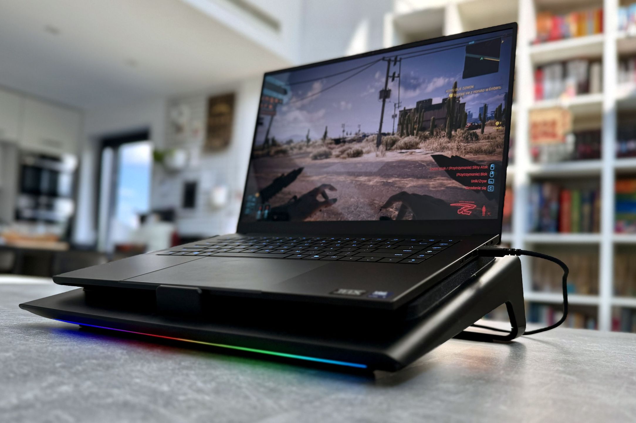 Razer Blade 16 (2026) - granie na podstawce chłodzącej Razer