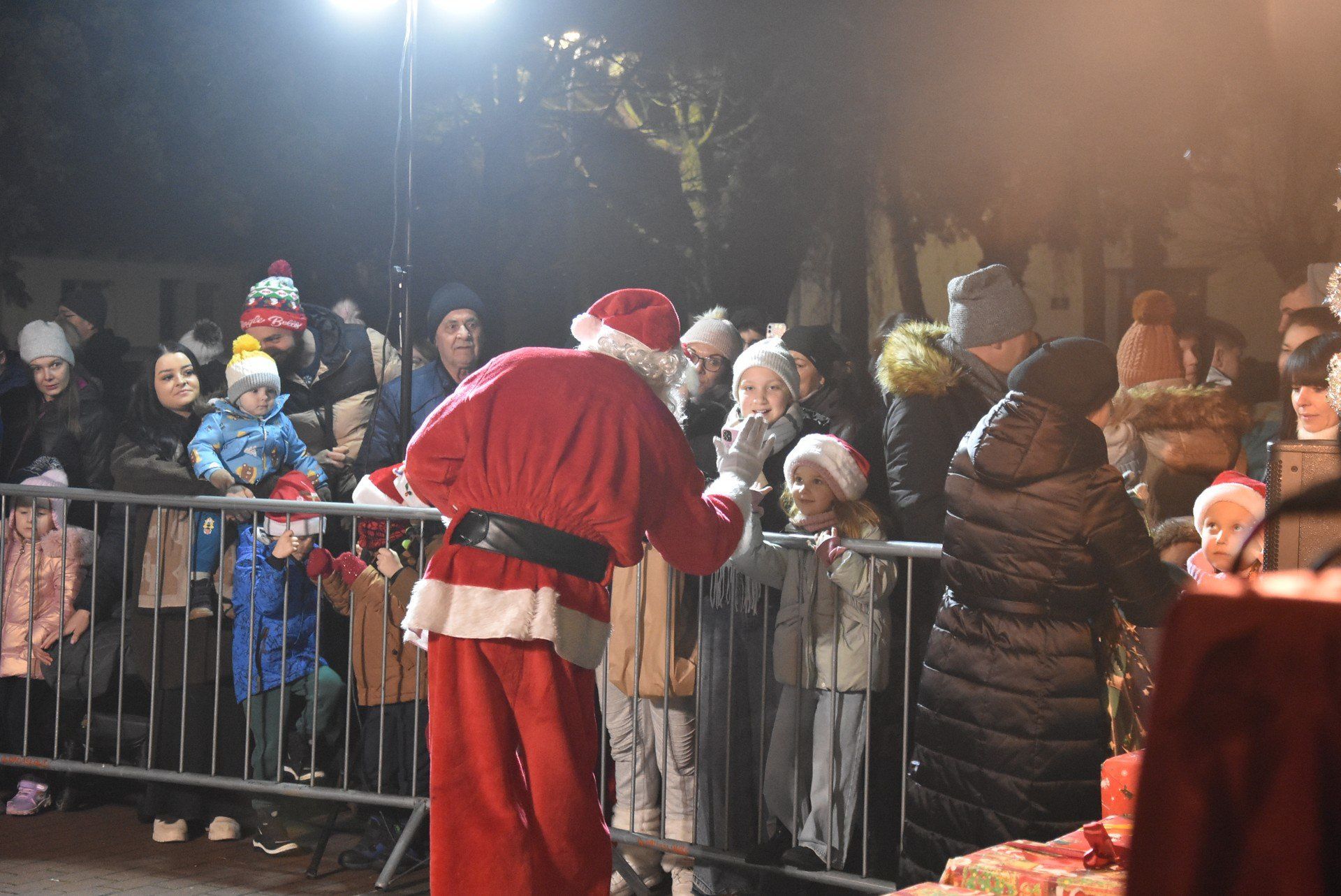 Dzieciaki miały okazję zbić piątkę ze Świętym Mikołajem