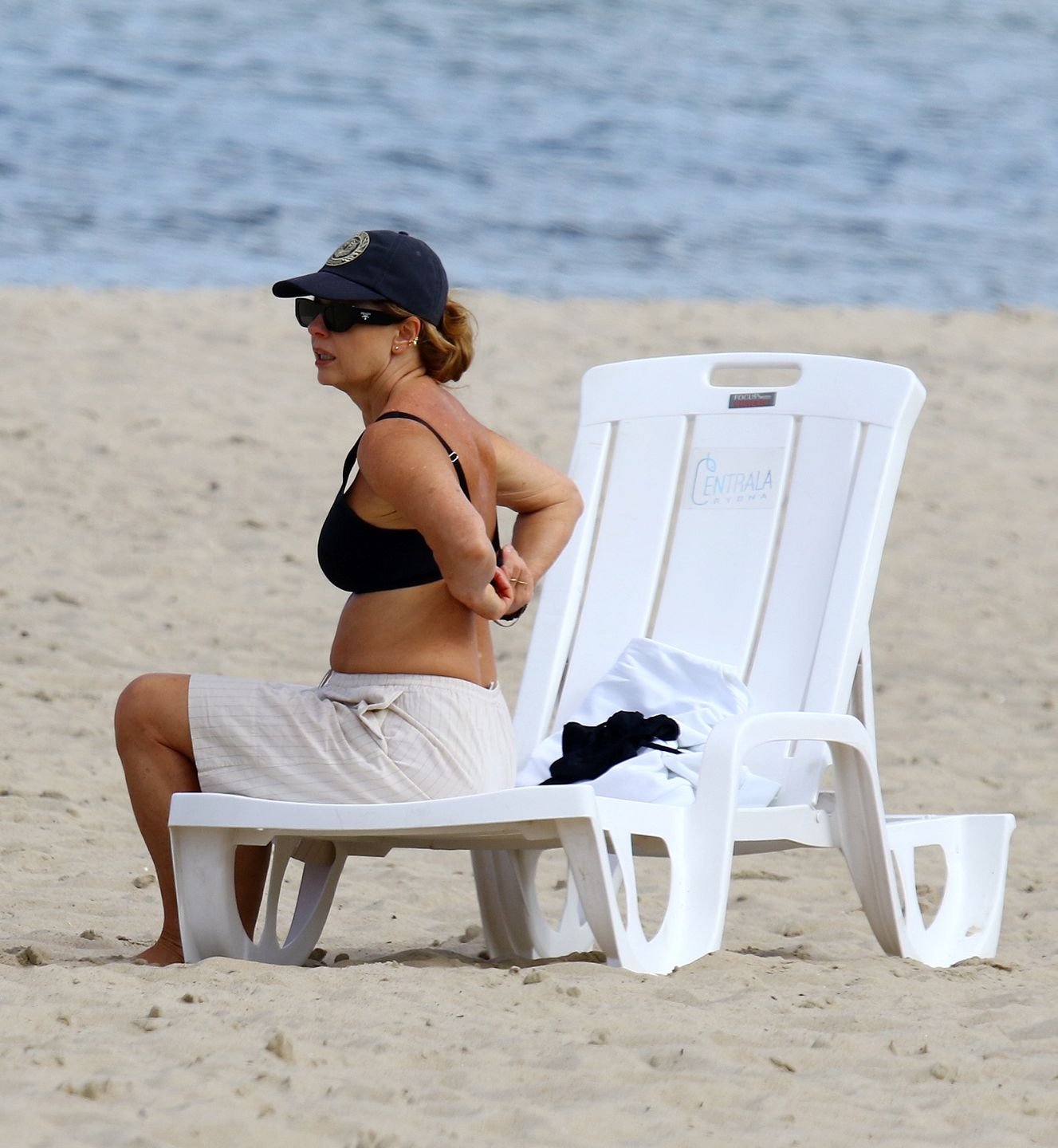 Ewa Skibińska opala się nad Bałtykiem w kusym bikini