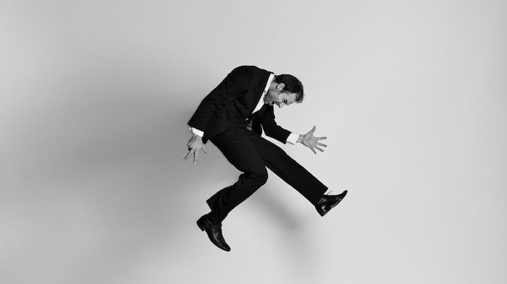 Latający, ekspresyjni i czarno-biali ludzie na kwadratowych zdjęciach 1