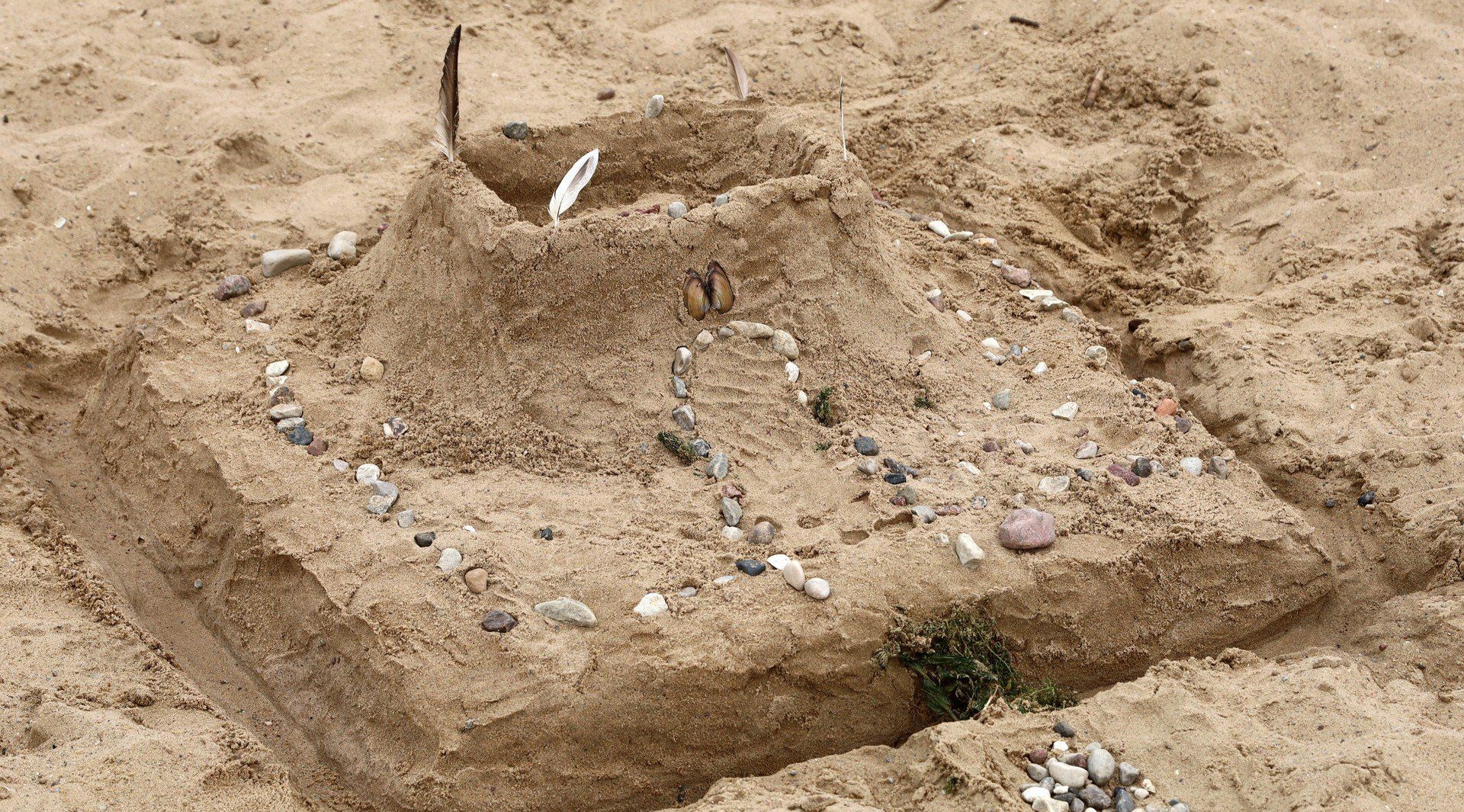 Według turystów problemem kołobrzeskich plaż są dzieci, które po zabawie nie zakopują swoich &#34;dzieł&#34;, narażając innych na kontuzję.