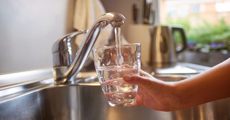 Prosty sposób na usunięcie mikroplastiku z wody. Zajmie kilka chwil