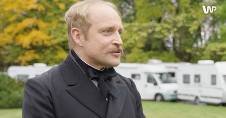 Piotr Adamczyk o "Lalce" Netfliksa: Nasze emocje się nie zmieniają. Zmieniają się tylko stroje
