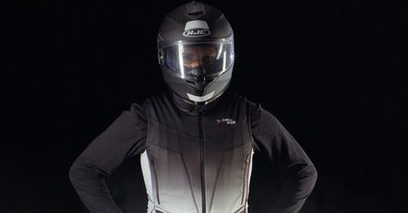 Kamizelka chłodząca i ogrzewająca dla motocyklistów. Zobacz, jak działa