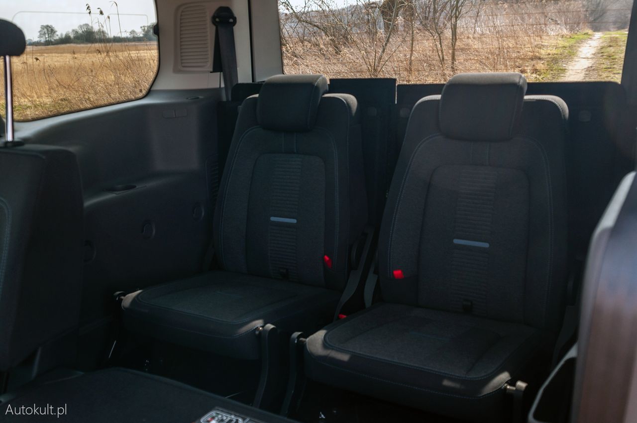 Ford Grand Tourneo Connect Active - z tyłu miejsca jest więcej niż w 7-osobowych SUV-ach