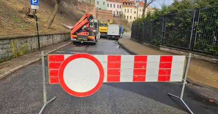 Kolejny dzień usuwania awarii kanalizacyjnej w centrum Lublina. Ulica jest nieprzejezdna