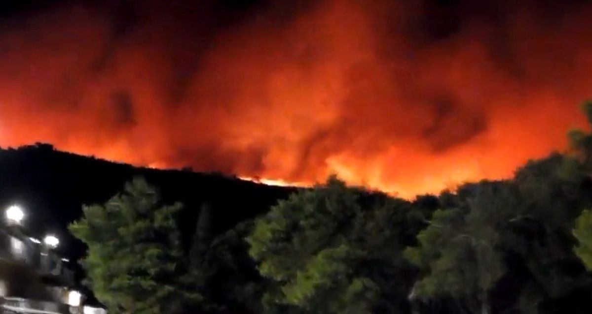 Niszczycielskie pożary w rejonie Aten w Grecji