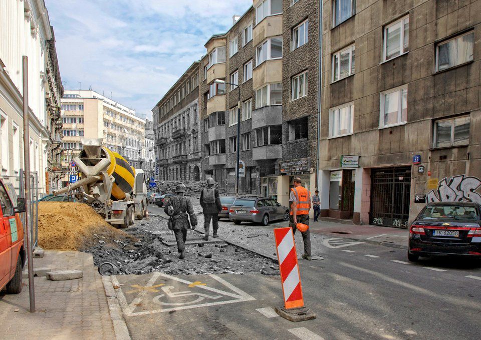 Koszykowa w kierunku Mokotowskiej. Dwóch powstańców idących ulicą Koszykową w kierunku ul. Mokotowskiej