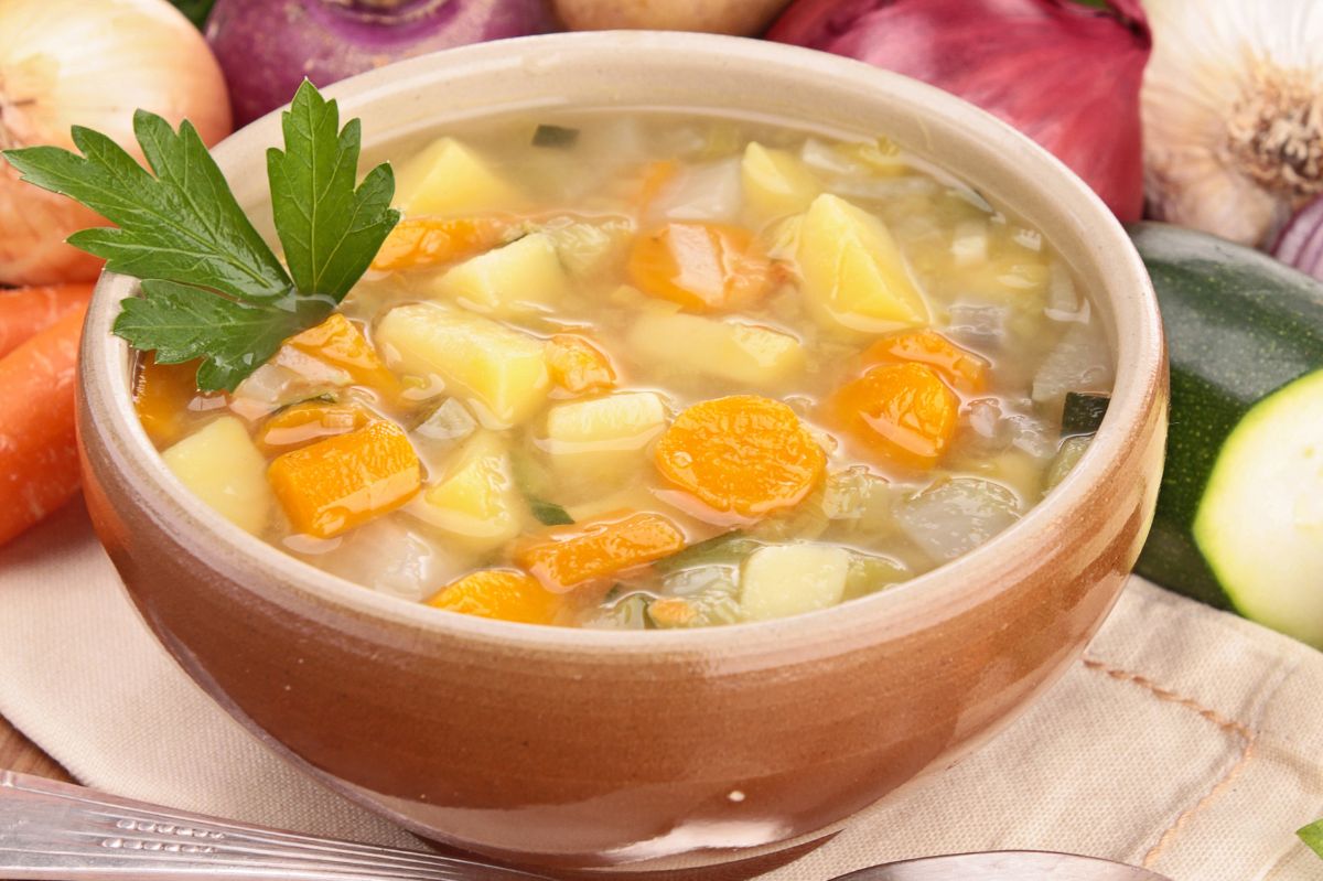 Taką zupę na rosole robiła moja babcia. Nie chodzi wcale o pomidorową