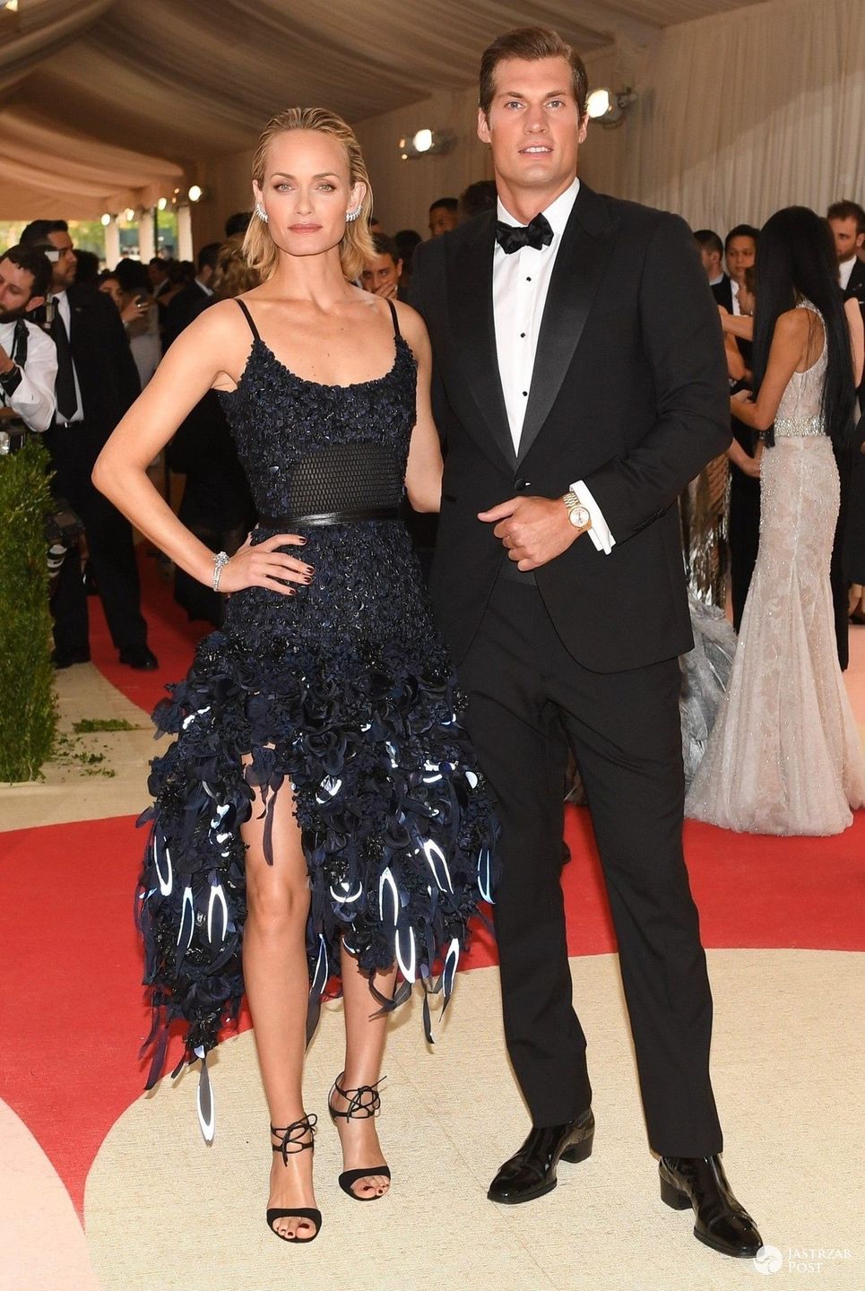 Amber Valletta w sukni H&M, MET Gala 2016 (fot. East News)
