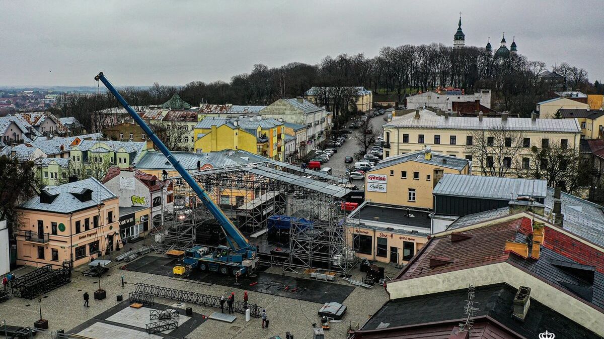 Montaż sceny na Placu Łuczkowskiego w Chełmie