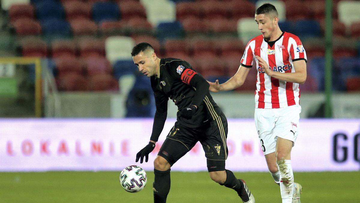 piłkarz Górnika Zabrze Igor Angulo (L) i Kamil Pestka (P) z Cracovii 