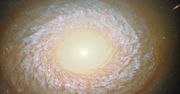 Tajemnicza galaktyka NGC 2775. Nie jest spiralna, ani eliptyczna